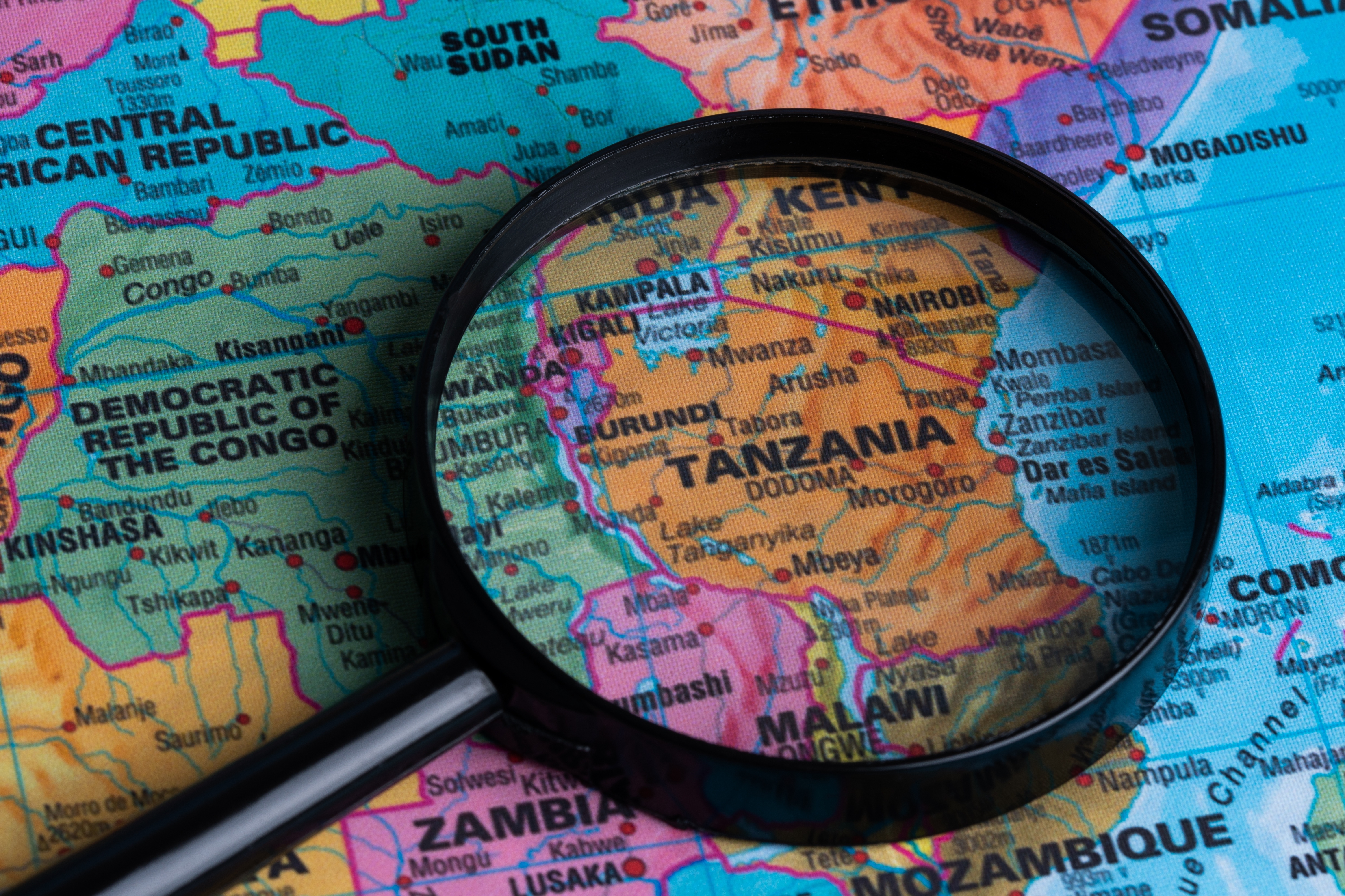 mapa de Tanzania donde se habla swahili y paises limítrofes Kenia Congo Uganda Ruanda Zambia Malawi Mozambique